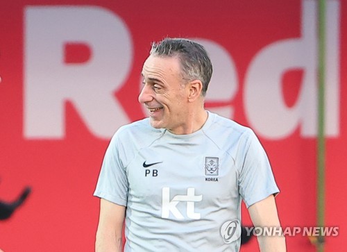 South Korea head coach Paulo Bento smiles during a training session for the FIFA World Cup at Al Egla Training Site in Doha on Nov. 21, 2022. (Yonhap)