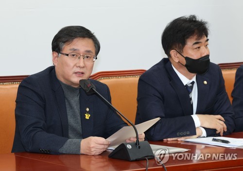 원내대책회의에서 발언하는 김성환 정책위의장
