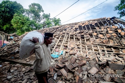 인니 서자바 지진 사망자 계속 늘어…매몰자 구조에 사력