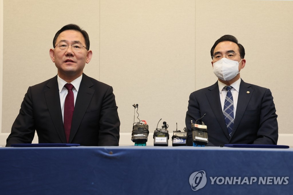 Rep. Joo Ho-young (L) and Rep. Park Hong-geun, floor leaders of the ruling People Power Party and the main opposition Democratic Party, hold a joint press conference to announce an agreement to carry out a parliamentary probe into Itaewon tragedy at the National Assembly in western Seoul on Nov. 23, 2022. (Yonhap)