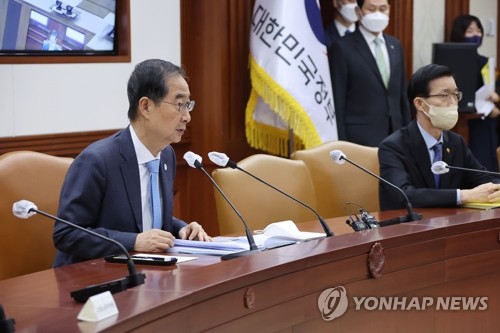 Le Premier ministre Han Duck-soo dirige le jeudi 24 novembre 2022 une réunion de coordination des affaires de l'Etat au complexe gouvernemental à Séoul. 