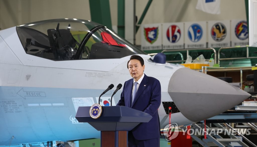 Yoon s'engage à soutenir pleinement les exportations de l'industrie de la défense