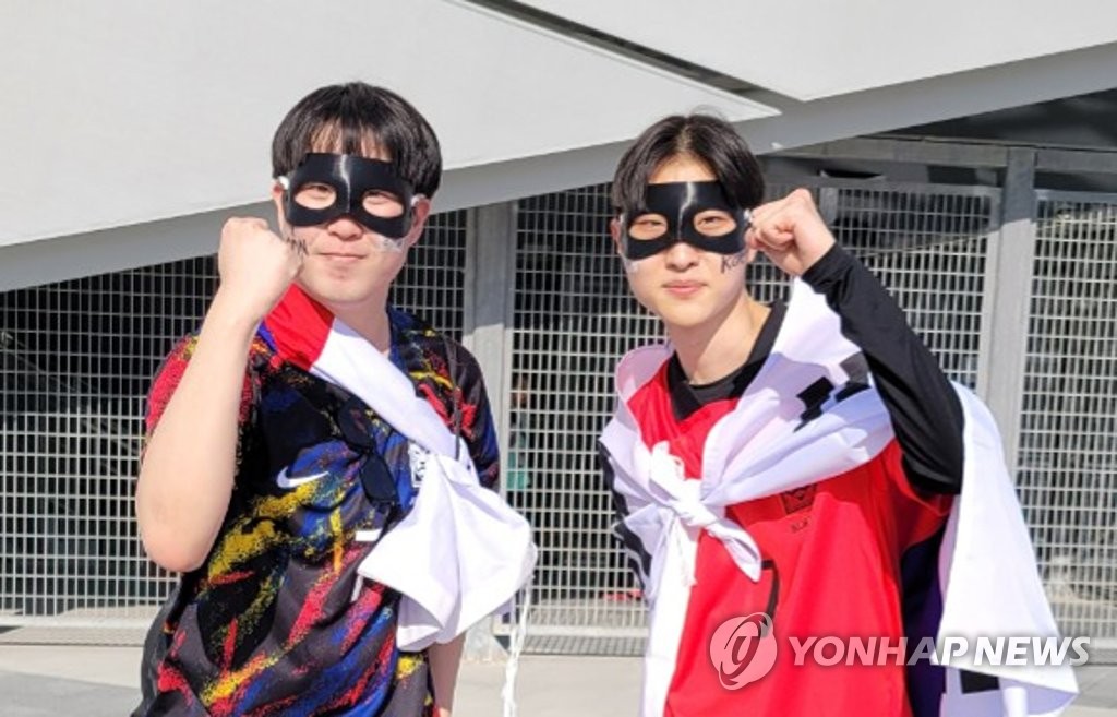 (كأس العالم) مشجعون كوريون يرتدون أقنعة سوداء لتشجيع سون هيونغ-مين ومحاربي تايغوك - 1
