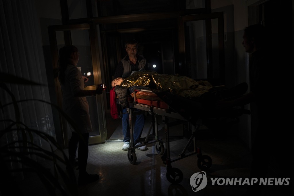 어둠에 휩싸인 병원 수술실로 옮겨지는 우크라 소년
