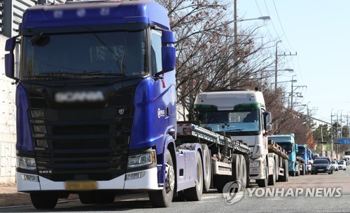 ストが続く中、産業団地で停車したままのトラック＝２７日、浦項（聯合ニュース）