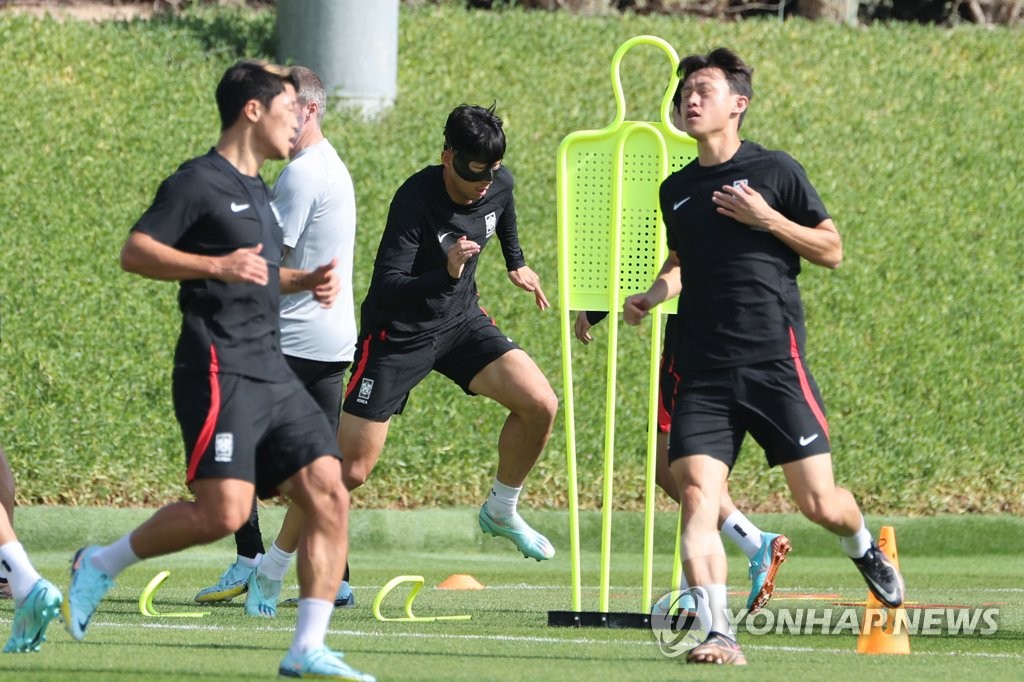 South Korean players train for the FIFA World Cup at Al Egla Training Site in Doha on Nov. 27, 2022. (Yonhap)