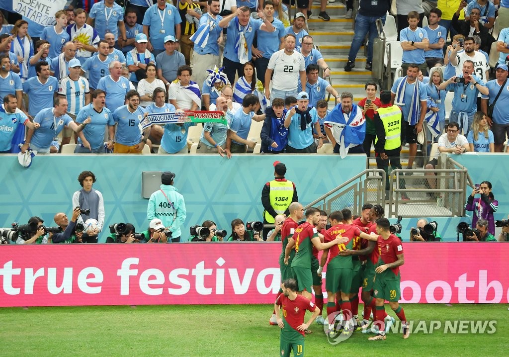 기뻐하는 포르투갈 선수들과 그렇지 못한 우루과이 팬들