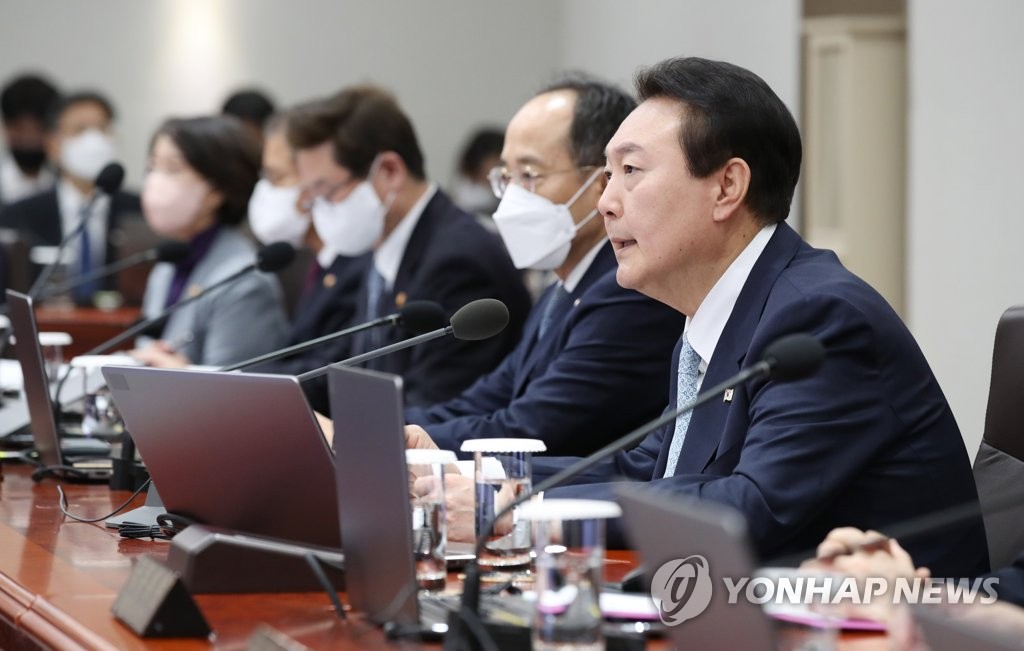 11月29日，在首尔龙山总统府，韩国总统尹锡悦（右一）主持召开国务会议。 韩联社/总统室通讯摄影记者团