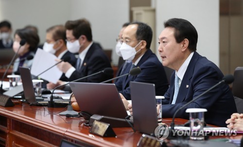 El presidente Yoon Suk-yeol (dcha.) habla durante una reunión del Gabinete, en la oficina presidencial, en Seúl, el 29 de noviembre de 2022, para revisar una orden ejecutiva que obliga a los camioneros en huelga a regresar al trabajo. (Foto del cuerpo de prensa. Prohibida su reventa y archivo)