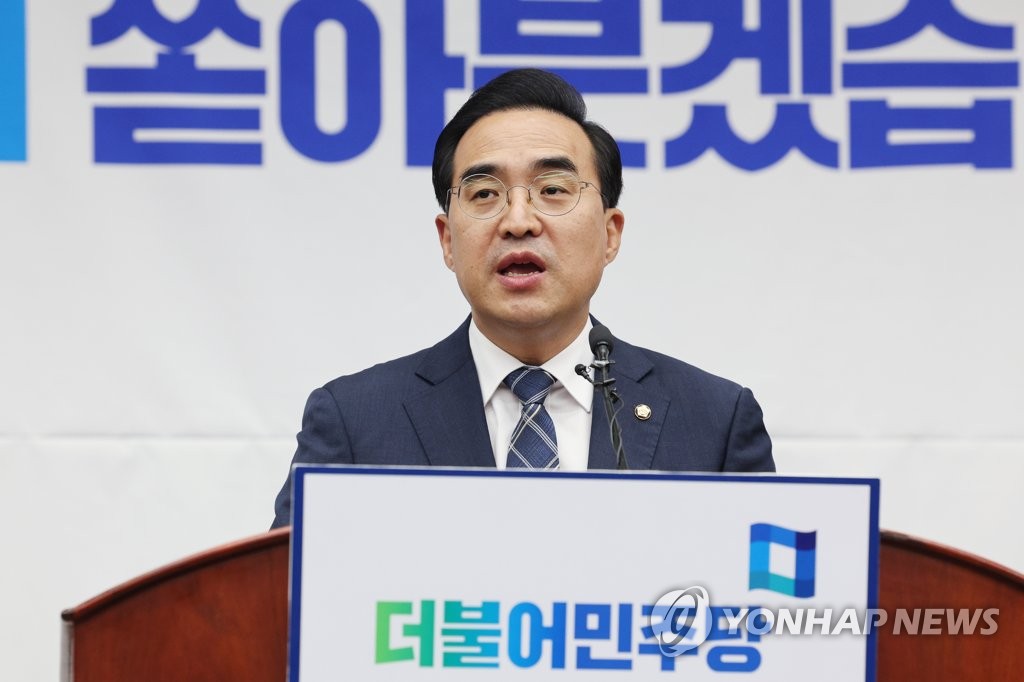 의원총회서 발언하는 더불어민주당 박홍근 원내대표