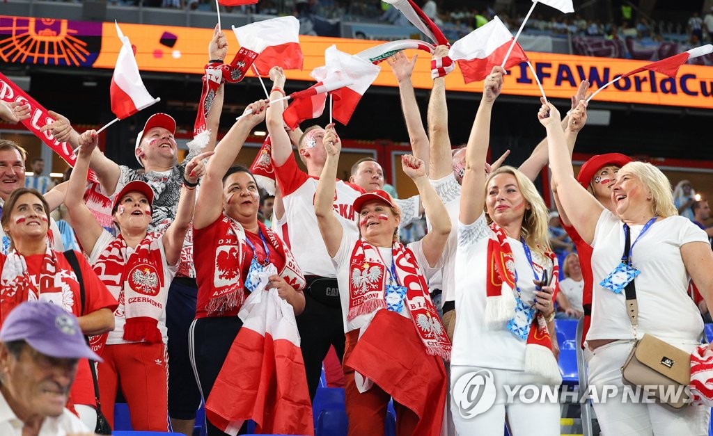 응원전 펼치는 폴란드 팬