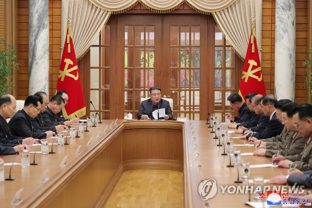La foto, publicada, el 1 de diciembre de 2022, por la KCNA, muestra al presidente del Comité de Asuntos de Estado de Corea del Norte, Kim Jong-un (centro), presidiendo una sesión del politburó del gobernante Partido de los Trabajadores, el día anterior, en Pyongyang. (Uso exclusivo dentro de Corea del Sur. Prohibida su distribución parcial o total)