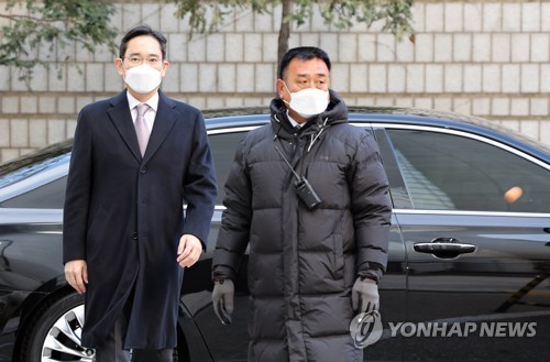 이재용 회장 '부당 합병' 재판 출석 중 계란 날아와