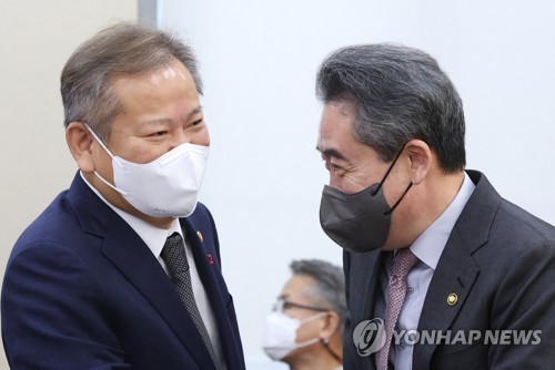 이상민 행정안전부 장관(왼쪽)과 윤희근 경찰청장