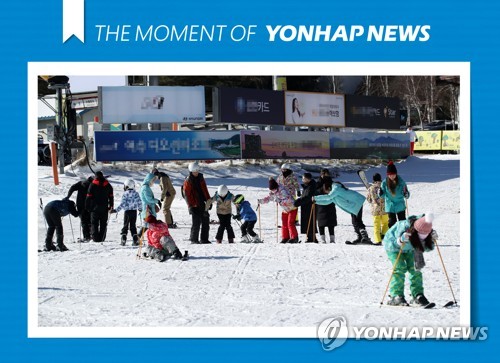  스키 배우는 동남아 관광객들