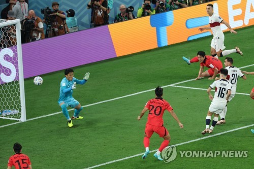 (كأس العالم)اللاعب البرتغالي هيكاردو أورتا يحرز الهدف الأول لمنتخبه في الدقيقة 5 من عمر المباراة