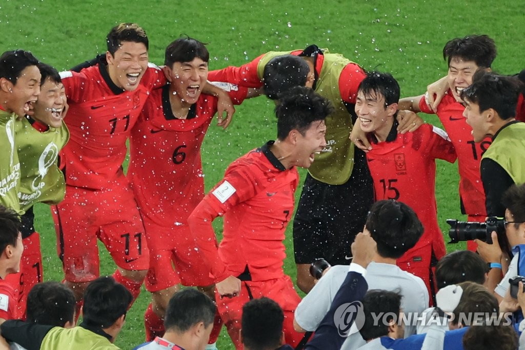 Son Heung-min of South Korea (C) celebrates with teammates after the team clinched a spot in the round of 16 at the FIFA World Cup with a 2-1 victory over Portugal at Education City Stadium in Al Rayyan, west of Doha, on Dec. 2, 2022. (Yonhap)