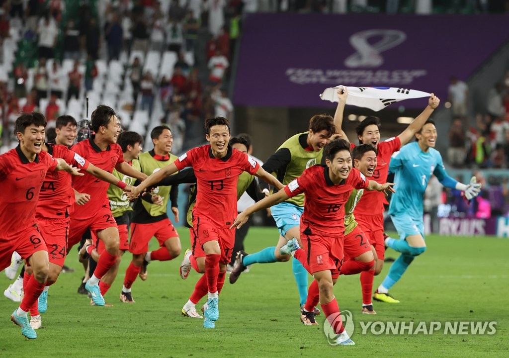 L'équipe sud-coréenne de la Coupe du monde de la Fifa 2022 au Qatar lance la cérémonie de joie pour sa qualification en 8e de finale à l'issue du match contre le Portugal, le vendredi 2 décembre 2022, au stade Education City à Al Rayyan, au Qatar. La Corée du Sud a battu le Portugal 2 à 1 dans ce match serré. 