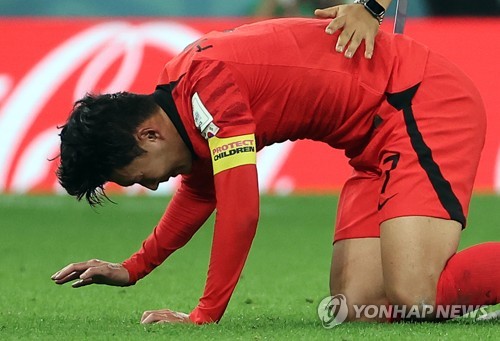 Son Heung-min of South Korea cries after their team's 2-1 victory over Portugal in a Group H match at Education City Stadium in Al Rayyan, west of Doha, that sent South Korea to the knockout stage at the FIFA World Cup on Dec. 2, 2022. (Yonhap)
