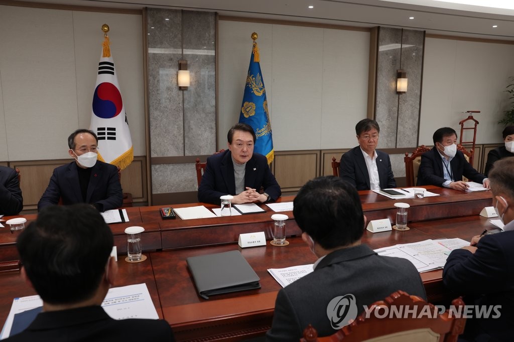 President Yoon Suk-yeol (2nd from L) presides over a meeting on the ongoing truckers' strike with ministers from relevant ministries at the presidential office in Seoul on Dec. 4, 2022, in this photo provided by the office. (PHOTO NOT FOR SALE) (Yonhap)