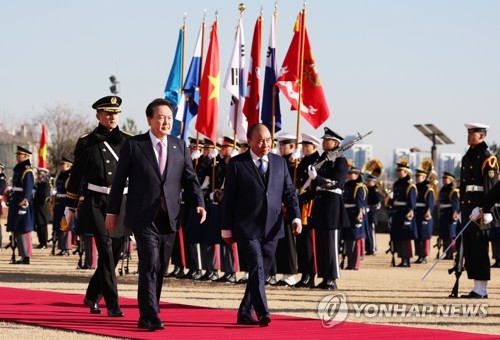 의장대 사열하는 윤석열 대통령과 푹 베트남 국가주석