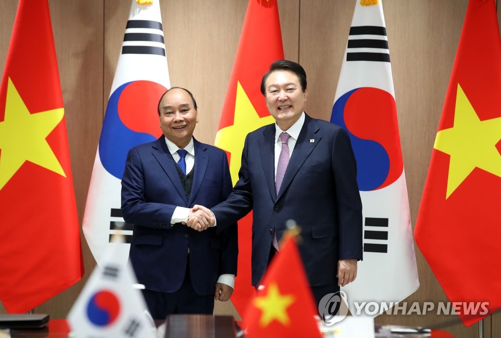 South Korean President Yoon Suk-yeol (R) and his Vietnamese counterpart, Nguyen Xuan Phuc, pose for a photo during their talks at the presidential office in Seoul on Dec. 5, 2022. Phuc is on a three-day state visit at Yoon's invitation on the occasion of the 30th anniversary of diplomatic relations between the two countries. Phuc is the first foreign leader to make a state visit to South Korea since Yoon's inauguration in May. (Pool photo) (Yonhap)