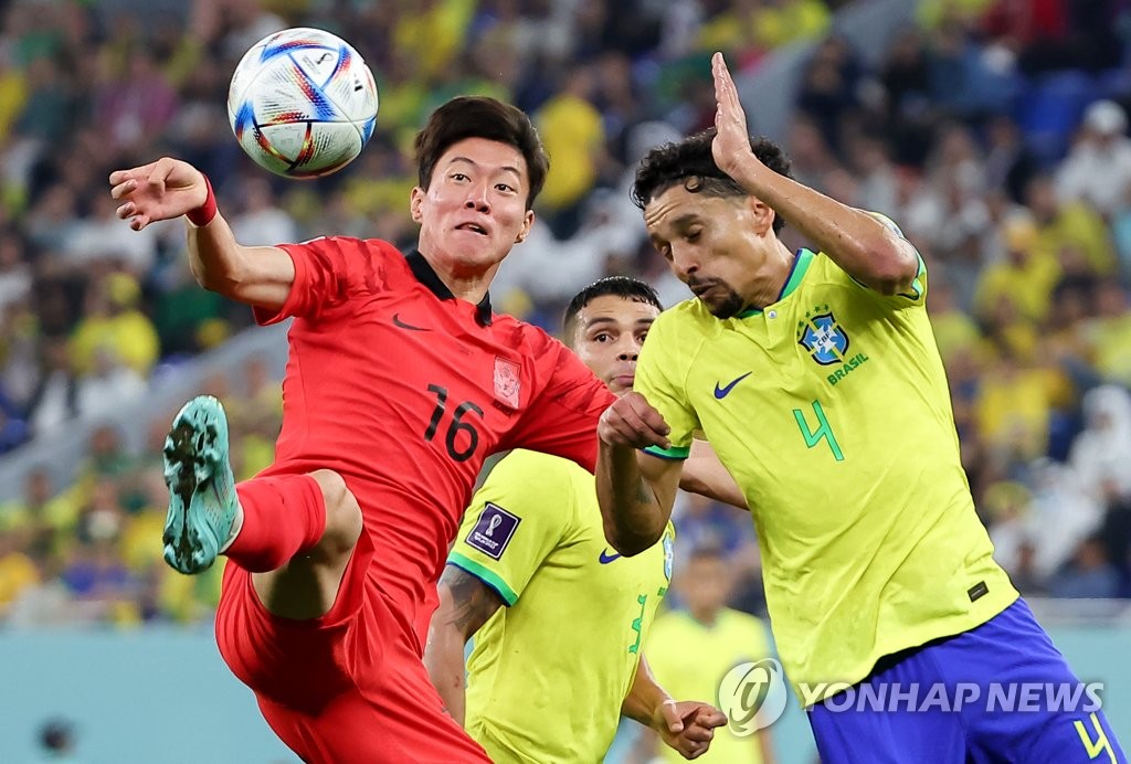 In this file photo from Dec. 5, 2022, Hwang Ui-jo of South Korea (L) battles Marquinhos of Brazil for the ball during the teams' round of 16 match at the FIFA World Cup at Stadium 974 in Doha. (Yonhap)
