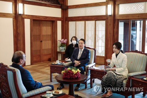 Yoon-Phuc tea meeting