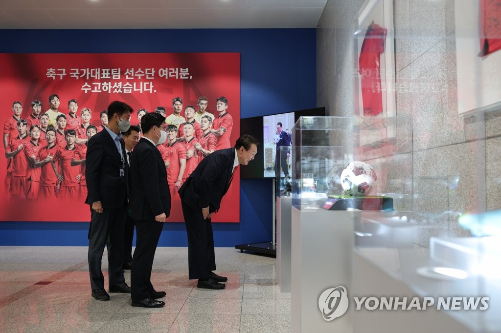 용산 대통령실 청사에 카타르 월드컵 축구 대표팀 기념품 전시