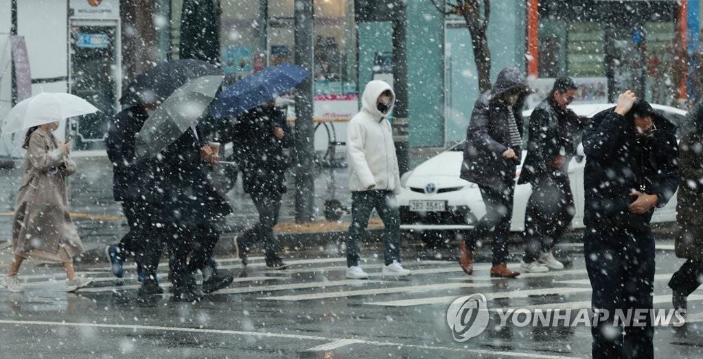 Heavy snowfall forecast to hit S. Korea's capital, central areas - 1