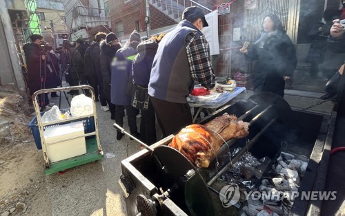 이슬람 사원 공사장 앞에서 '바비큐 행사'