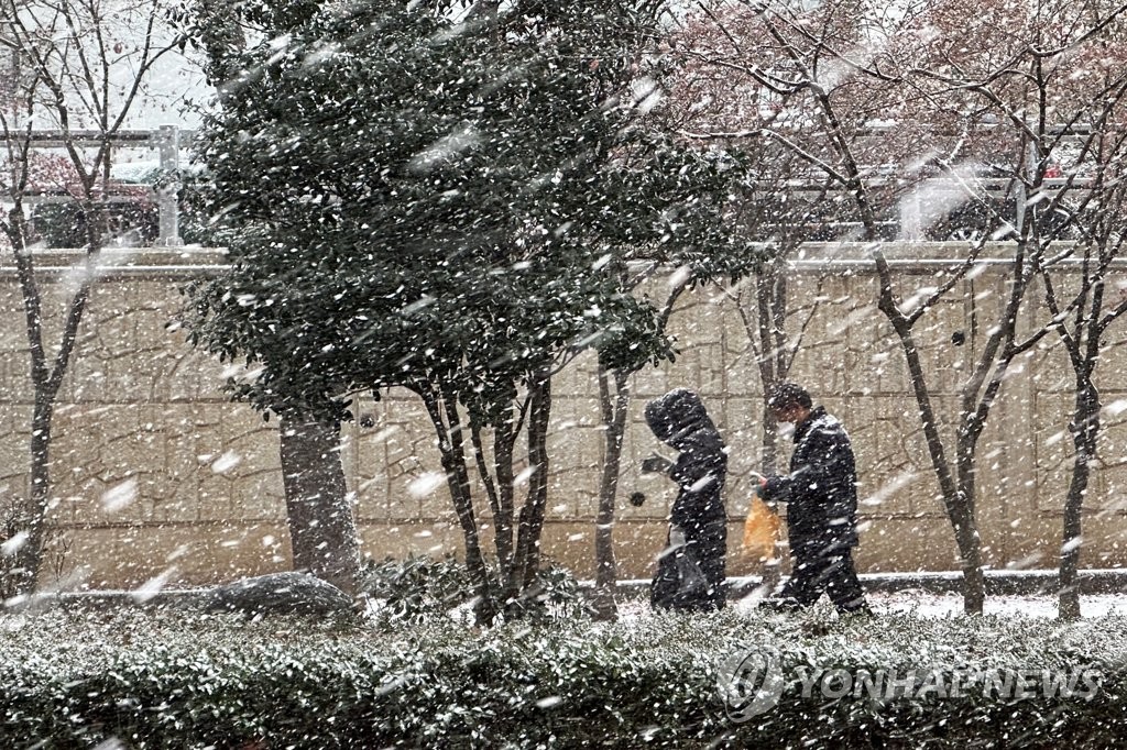 Snow falls in downtown Gwangju, some 270 kilometers south of Seoul, on Dec. 17, 2022. (Yonhap)