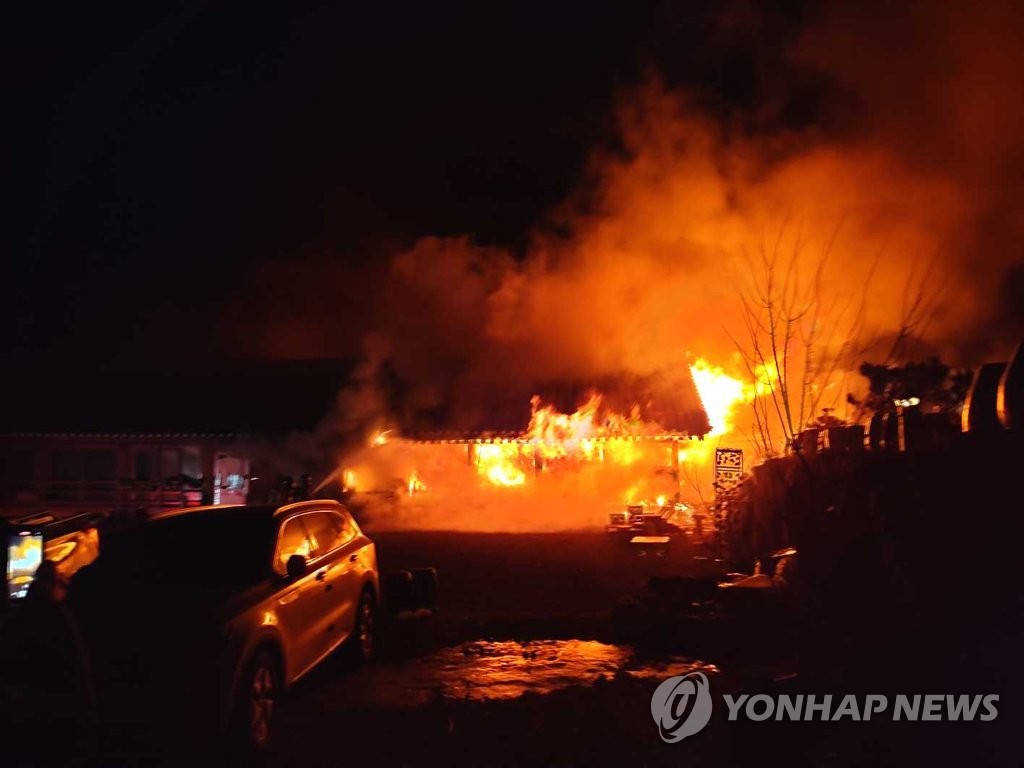 Gangwon-do Goseong-seo residential fire spreads through forest fires