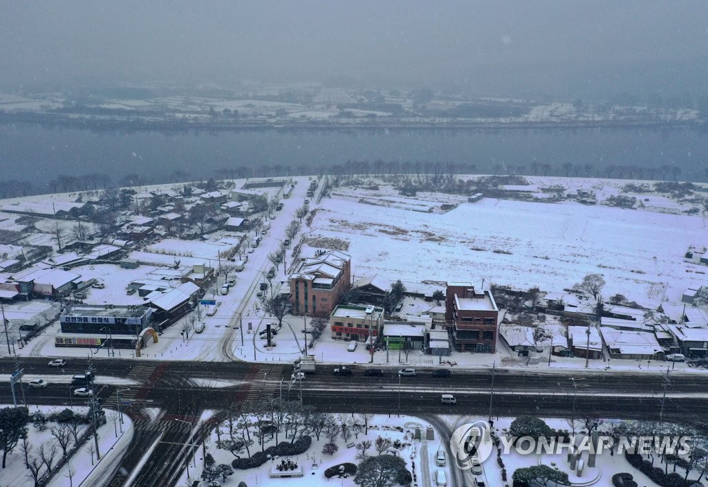 This photo, taken Dec. 21, 2022, shows snow piling up in the eastern city of Chuncheon, Gangwon Province. (Yonhap)