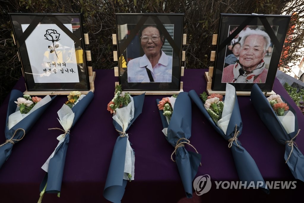 水曜集会では故李玉善さんなど被害者の遺影の前に花束が供えられた＝２８日、ソウル（聯合ニュース）