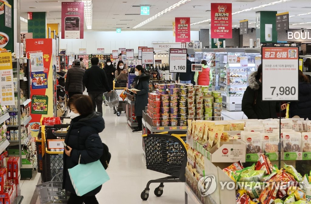 People shop for groceries at a supermarket in Seoul on Dec. 28, 2022. (Yonhap)