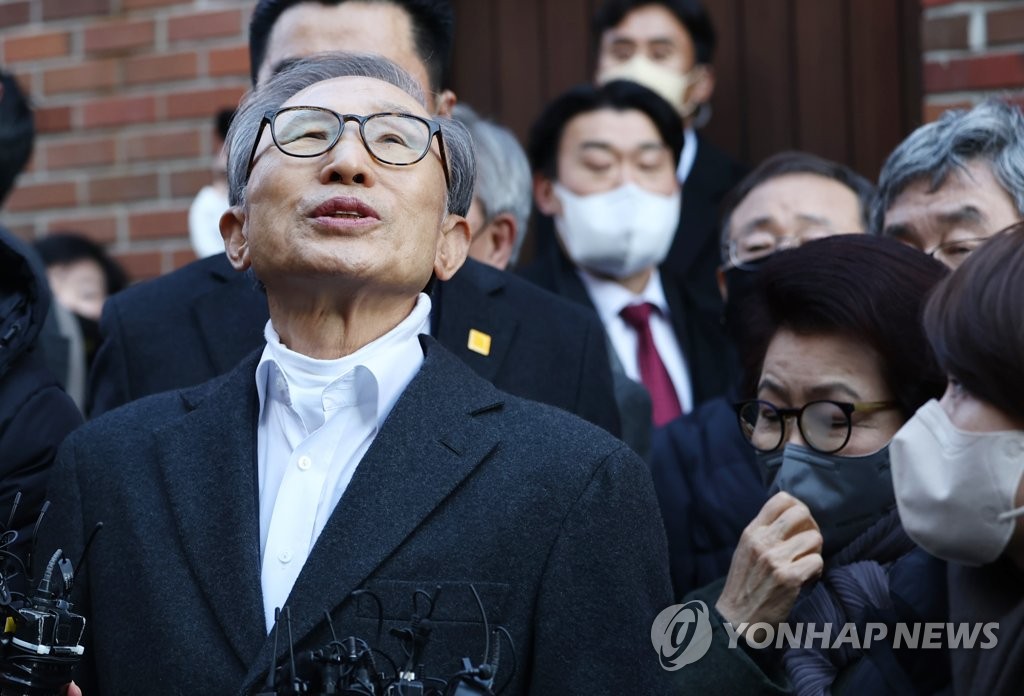 Former President Lee Myung-bak looks up at the sky while speaking in a message to the nation as he returns home from Seoul University Hospital in the capital on Dec. 30, 2022, following a special pardon for corruption from the Yoon Suk Yeol government on Dec. 27 that canceled the remaining 15 years of his 17-year prison term. Lee had been hospitalized due to diabetes and other chronic ailments. (Yonhap)