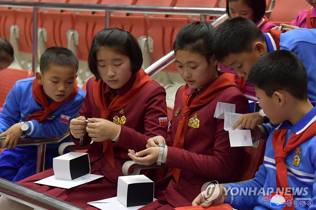 زعيم كوريا الشمالية يقدم ساعات اليد كهدايا لأعضاء اتحاد الأطفال