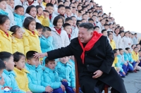 正恩氏が少年団代表と記念撮影