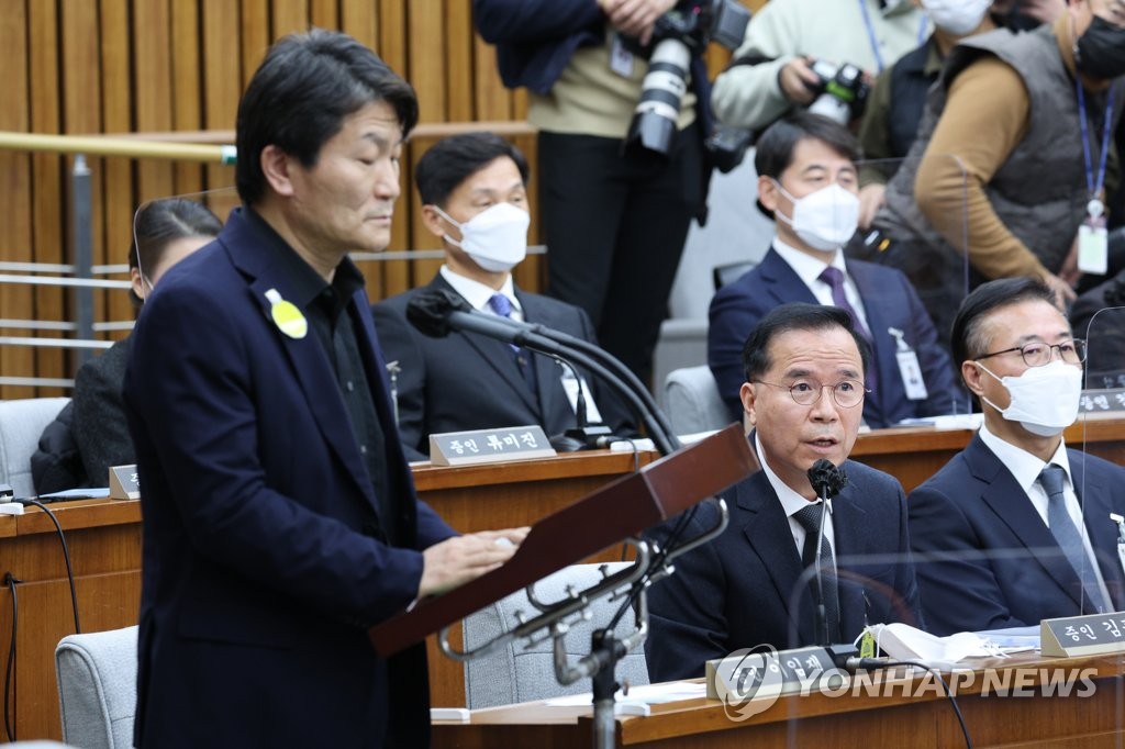 Seoul Metropolitan Police Agency chief Kim Kwang-ho (2nd from R) answers lawmakers' questions at a parliamentary probe hearing on the Itaewon tragedy held at the National Assembly on Jan. 4, 2023. On the left is former Yongsan Police Station chief Lee Im-jae. (Yonhap)