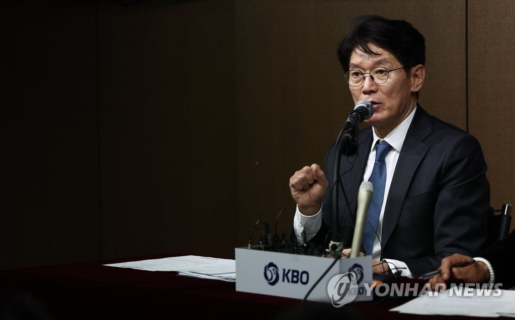 Lee Kang-chul, manager of the South Korean national baseball team, speaks at a press conference announcing his 30-man roster for the World Baseball Classic at the Korea Baseball Organization headquarters in Seoul on Jan. 4, 2023. (Yonhap)