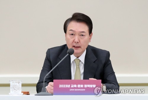 El presidente surcoreano, Yoon Suk Yeol, habla, el 5 de enero de 2023, durante un informe de políticas de Año Nuevo por parte de los ministerios de Educación y de Cultura, Deportes y Turismo, en la antigua oficina presidencial, Cheong Wa Dae, en Seúl. (Foto del cuerpo de prensa. Prohibida su reventa y archivo)