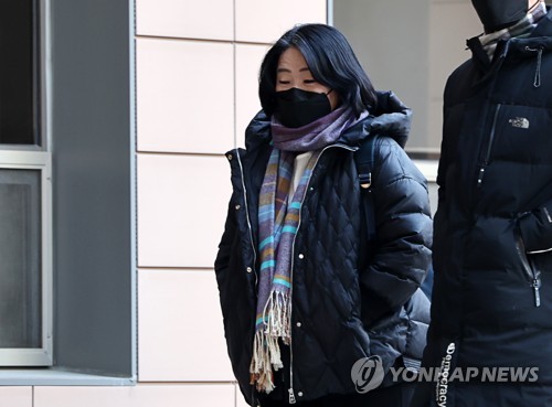 出廷する尹美香氏＝６日、ソウル（聯合ニュース）