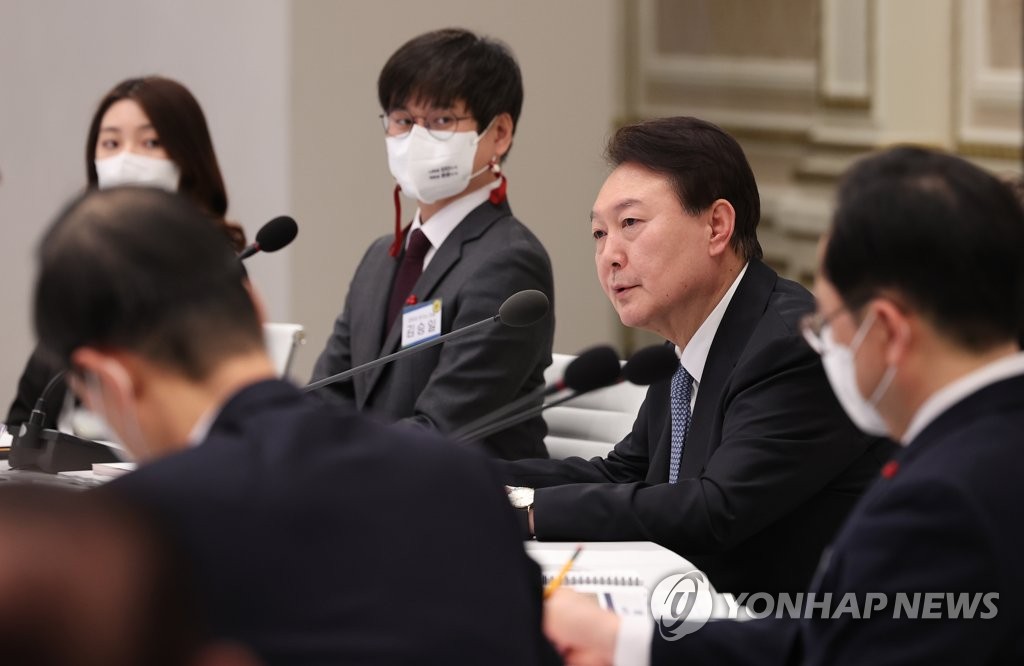 President Yoon Suk Yeol receives a policy briefing from the welfare ministry, labor ministry, gender equality ministry, food and drug safety ministry, and the disease control and prevention agency at Cheong Wa Dae in Seoul on Jan. 9, 2023. (Yonhap)