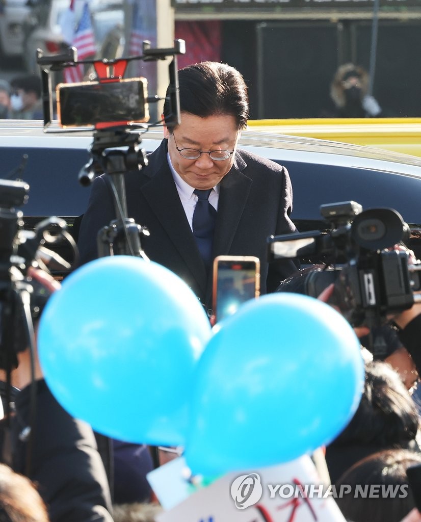 Opposition leader appears for questioning in bribery probe Yonhap