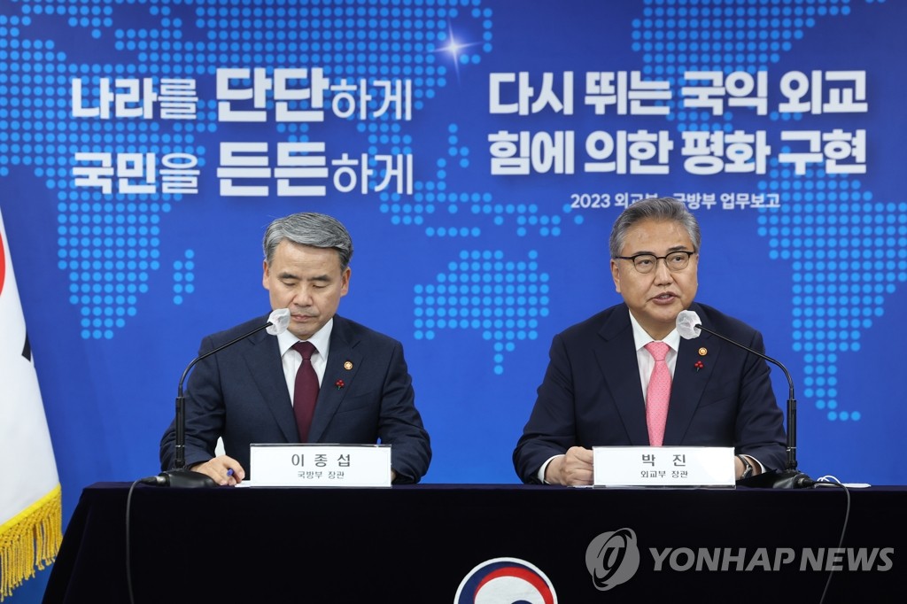 Foreign Minister Park Jin (R) and Defense Minister Lee Jong-sup give a briefing at the government complex in Seoul on Jan. 11, 2023, after making their ministries' policy reports for 2023 to President Yoon Suk Yeol. (Yonhap)