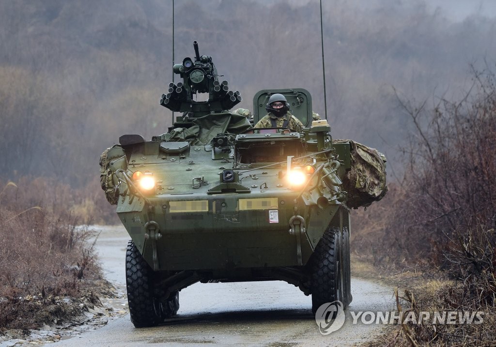 Un vehículo de combate Stryker estadounidense de ocho ruedas rueda colina abajo durante un ejercicio conjunto con la Brigada de Demostración TIGER del Ejército de Corea del Sur en el campo de entrenamiento de Mugeon-ri en Paju, provincia de Gyeonggi, el 13 de enero de 2022. (Foto de grupo) (Yonhap )