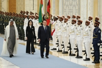 UAE 의장대 사열하는 윤석열 대통령