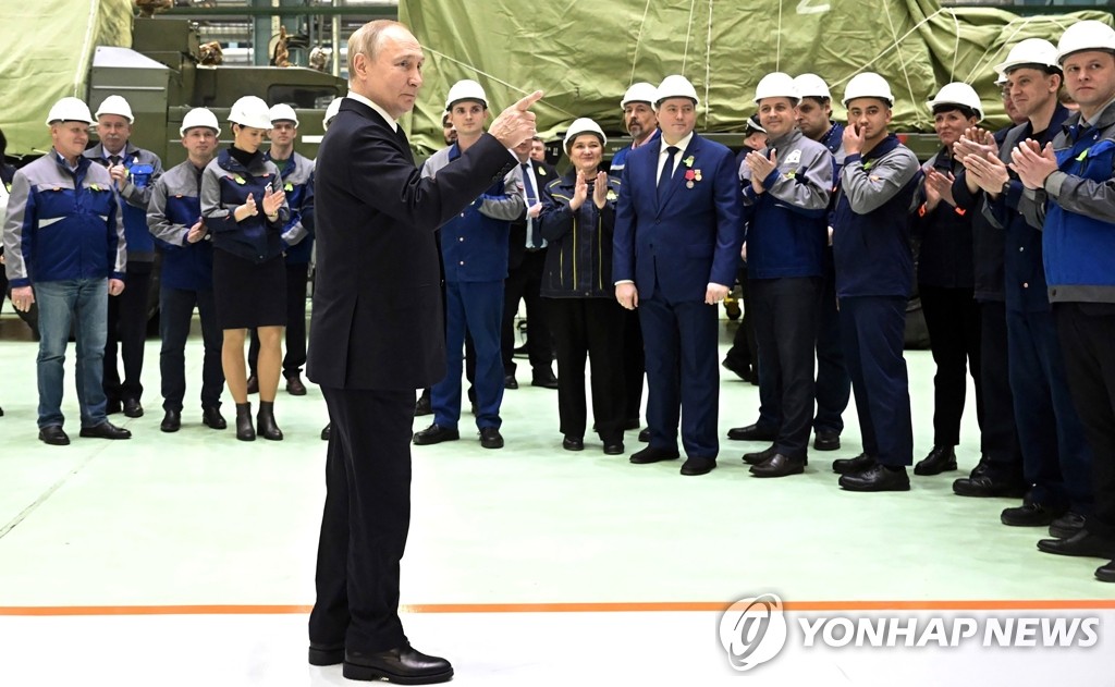 방공미사일 제조공장 찾은 푸틴 러시아 대통령