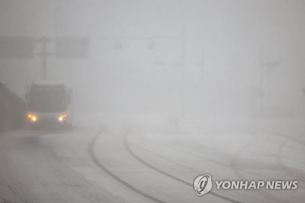 韓国の旧正月（今年は１月２２日）連休最終日の２４日、南部の済州国際空港では強風と大雪の影響で国内線の欠航が相次いでいる。写真は空港前の道路＝（聯合ニュース）